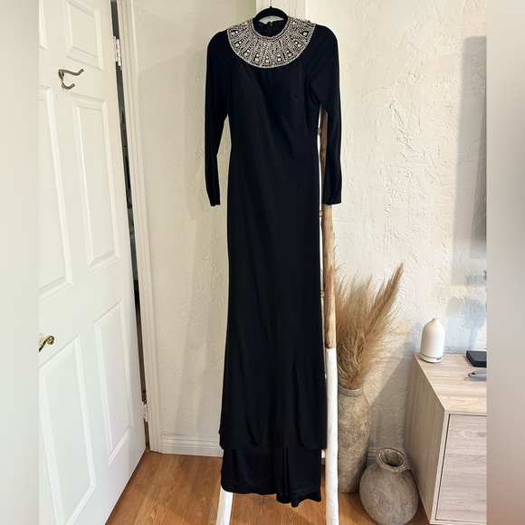 Mac Duggal Elegant Black Maxi Dress - Picture 4 of 8